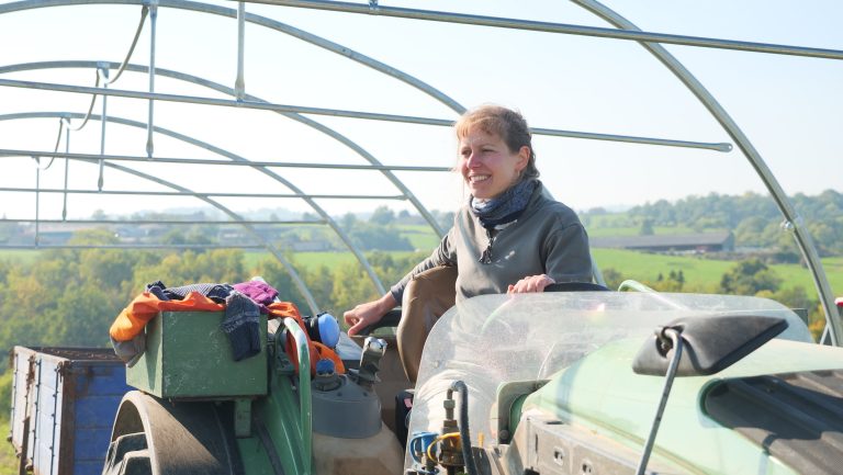 Testeuse accompagnée par Ilots Paysans sur son tracteur