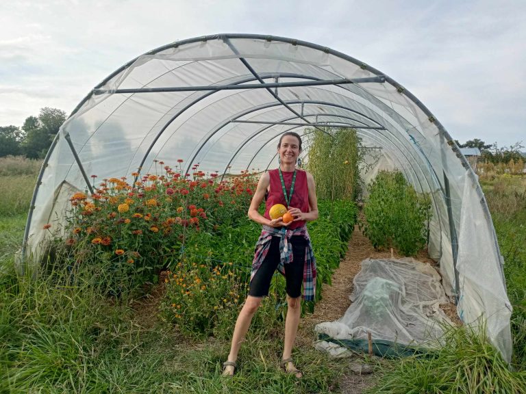 Testeuse accompagnée par Ilots Paysans devant sa serre